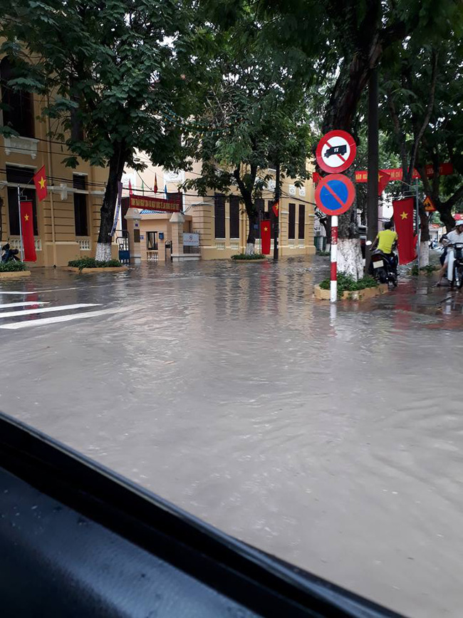 hai phong mua lon keo dai giua trua nhieu o to chet may trong bien nuoc