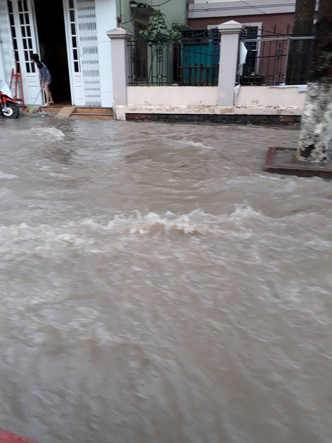 hai phong mua lon keo dai giua trua nhieu o to chet may trong bien nuoc