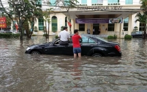 hai phong mua lon keo dai giua trua nhieu o to chet may trong bien nuoc