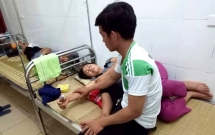 nghe an can dut ngon tay cai cua hang xom vi dam hai rau khong xin phep