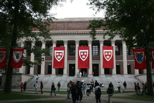 khung hon harvard day moi la nhung ngoi truong giup nhieu sinh vien cuc ky ngheo kho thay doi van menh