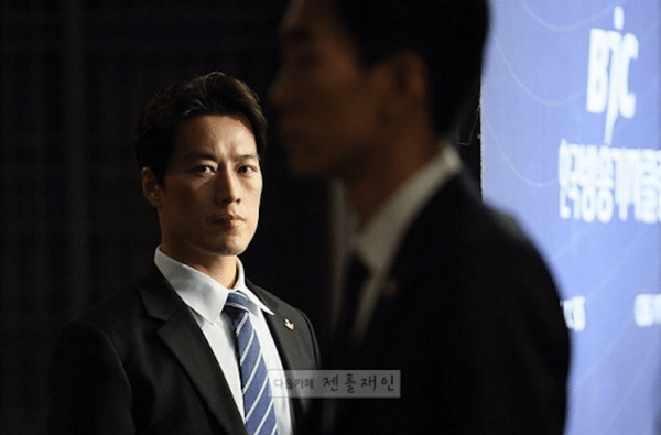 ve si dep trai nhu tai tu cua tan tong thong han quoc khien dan mang dung ngoi khong yen