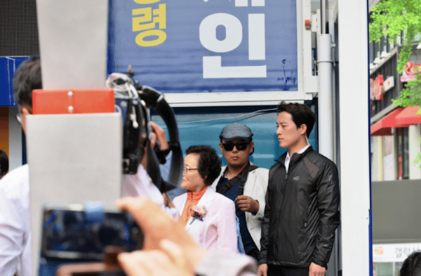 ve si dep trai nhu tai tu cua tan tong thong han quoc khien dan mang dung ngoi khong yen