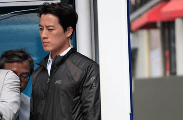 ve si dep trai nhu tai tu cua tan tong thong han quoc khien dan mang dung ngoi khong yen