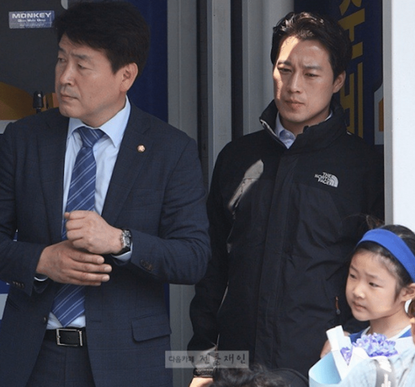 ve si dep trai nhu tai tu cua tan tong thong han quoc khien dan mang dung ngoi khong yen