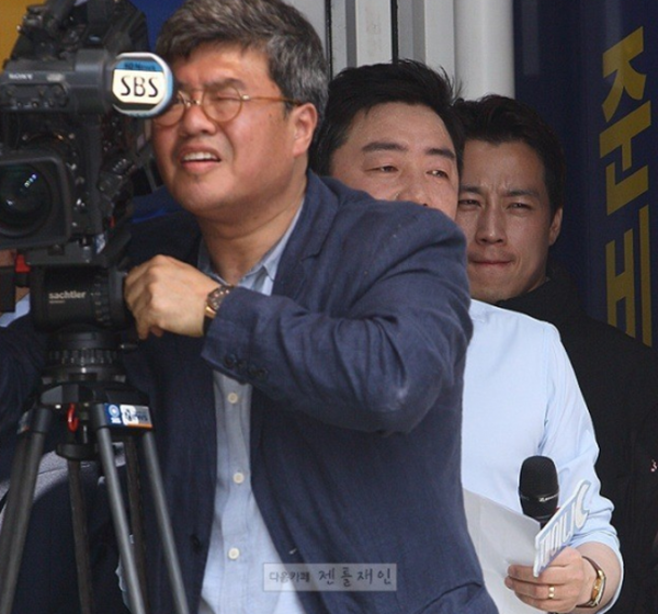 ve si dep trai nhu tai tu cua tan tong thong han quoc khien dan mang dung ngoi khong yen