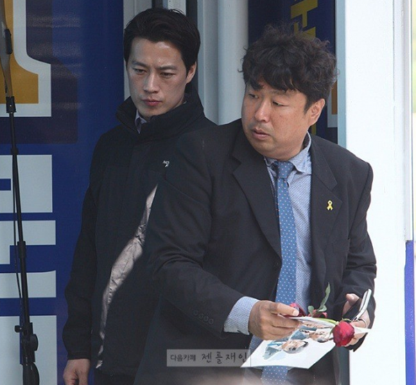 ve si dep trai nhu tai tu cua tan tong thong han quoc khien dan mang dung ngoi khong yen