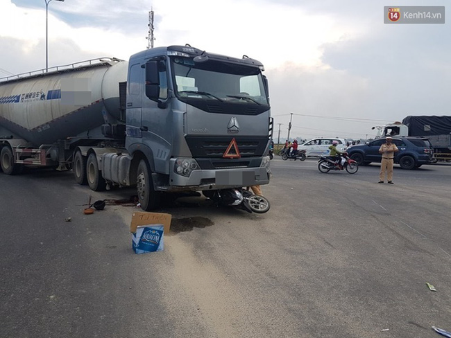 quang nam bi xe bon cuon vao gam em re va chi vo tu vong tai cho