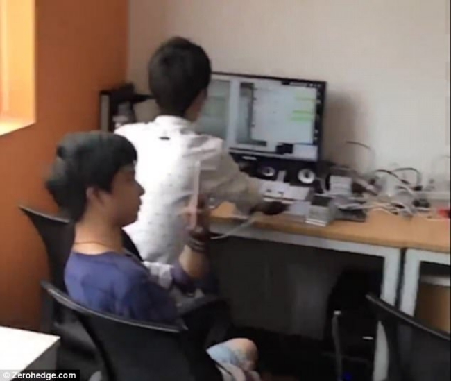 ben trong cong xuong song ao noi 10000 chiec dien thoai duoc su dung de tang view like