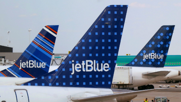 chi vi mot chiec banh sinh nhat ma gia dinh my nay da bi buoc roi khoi may bay