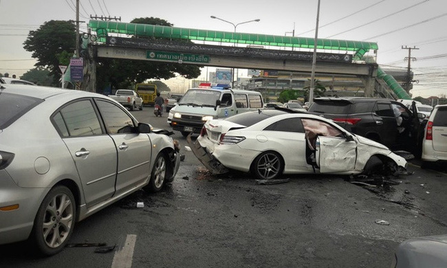 phat hien chong dang cho bo nhi vo cuong ghen lao thang o to vao mercedes cua chong