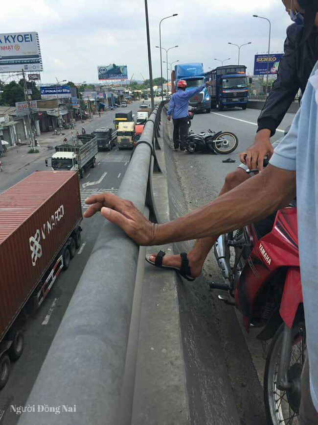 dong nai o to bo chay sau khi dam nguoi dan ong di xe may roi xuong cau vuot