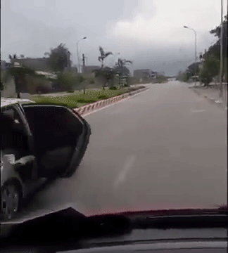 clip xe taxi mo bung hai cua phong nhanh tren dai lo