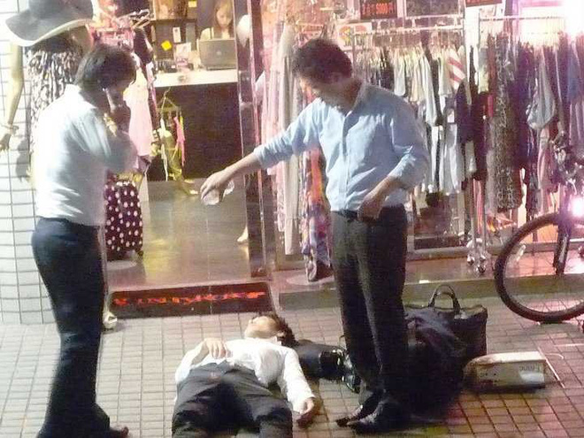 uong cho den khi guc nga van hoa lam viec khong the thieu cua nguoi nhat ban