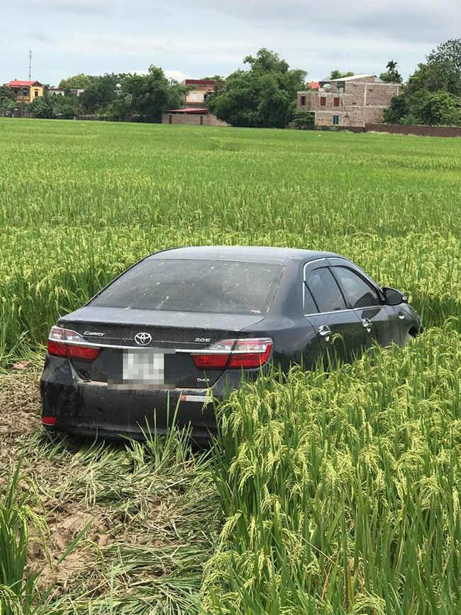 vu xe camry dam 3 hoc sinh tu vong lai xe da khong cuu cac ban chau lai con chui