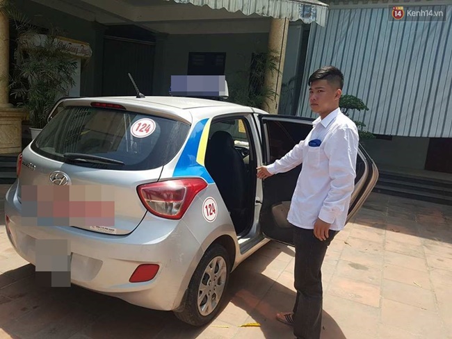 tai xe taxi mo bung 2 cua phong tren duong biet nguy hiem nhung tinh the cap bach cuu nguoi la quan trong