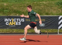 cuu binh nay vua tro thanh nguoi tan tat chay nhanh nhat the gioi tren duong dua 10km hay ngung bao chua va dau tu cho ban than di