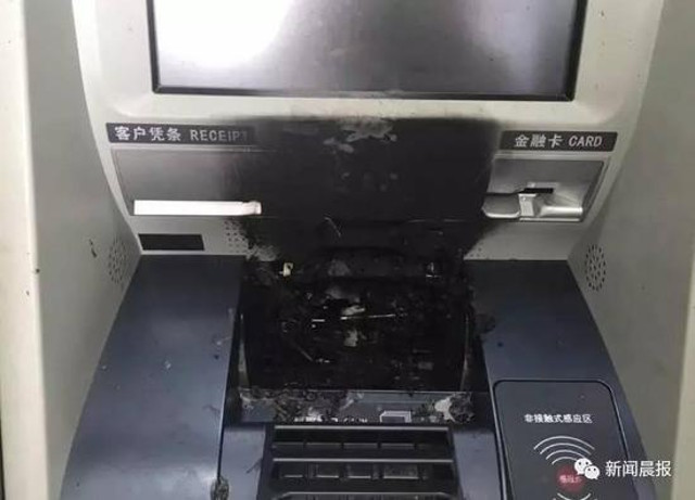 bi duoi viec nam thanh nien cham lua dot tieu tien len cay atm de tra thu