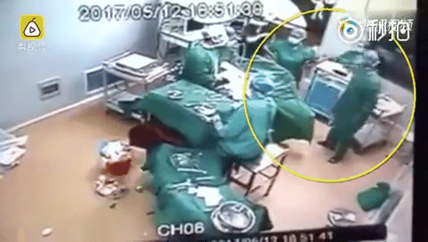 trung quoc loi qua tieng lai bac si va y ta lao vao au da ngay giua phong phau thuat