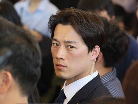 hoa ra chang ve si dien trai cua tong thong han chinh la hau due mat troi phien ban doi thuc