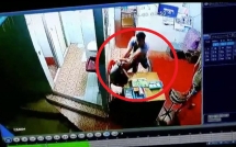 quyt tien phi di ve sinh tai khu den do du khach danh dap cau be 10 tuoi tham te