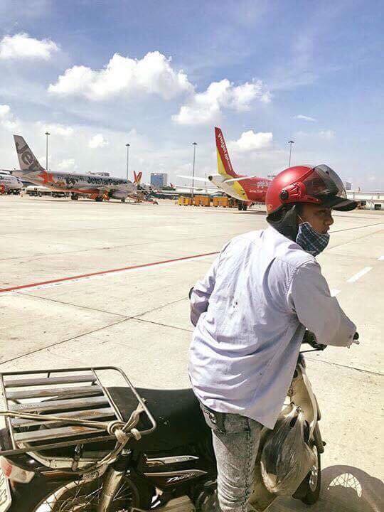 lam ro vu nguoi dan ong cho hang chay xe may vao khu bay o san bay tan son nhat