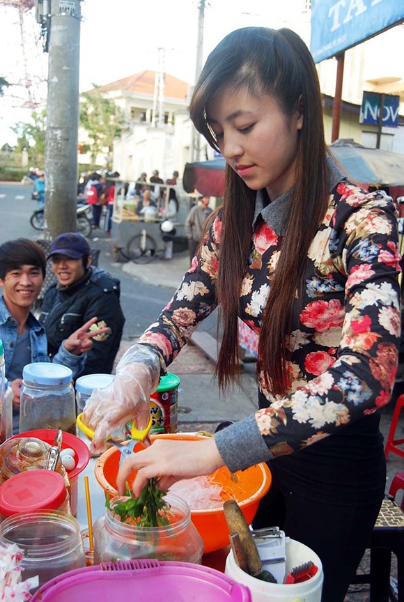 gap lai sau 4 nam hot girl banh trang tron ngay ay gio da dep xinh boi phan