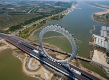 trung quoc khai truong vong du quay khong truc lon nhat the gioi tich hop ca tv va wifi trong moi cabin