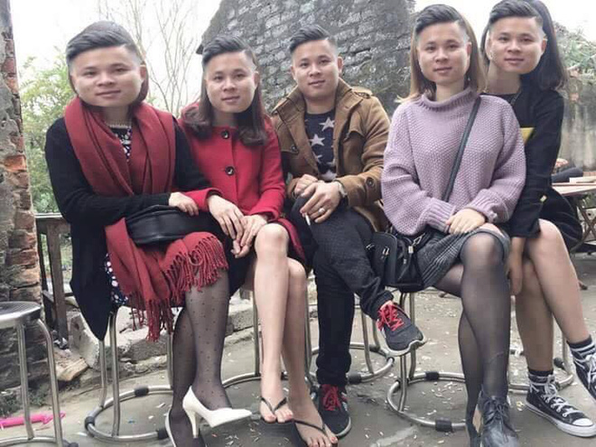 hon ho nho dan mang chinh anh dang len san cung 4 co gai goi cam anh chang nay lai ngam dang vi bi troll