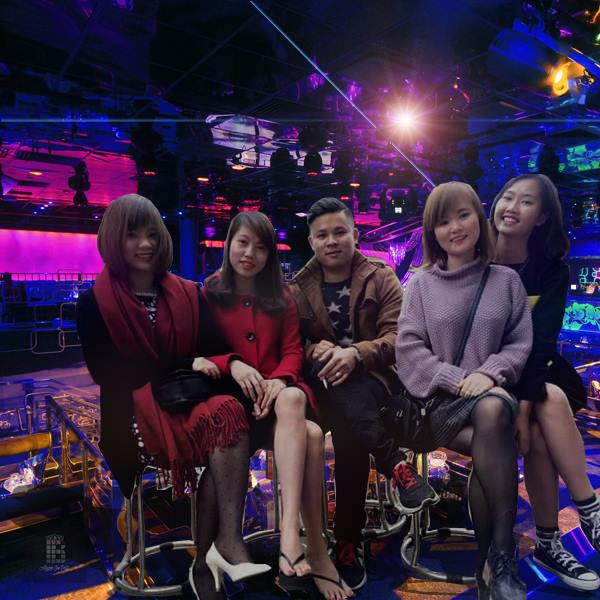 hon ho nho dan mang chinh anh dang len san cung 4 co gai goi cam anh chang nay lai ngam dang vi bi troll