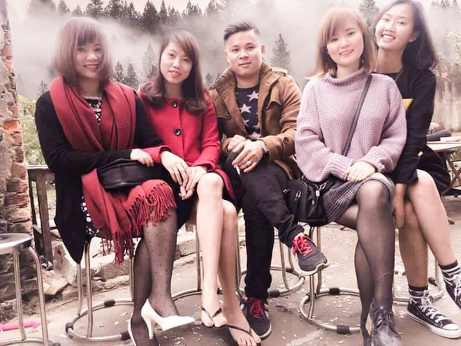 hon ho nho dan mang chinh anh dang len san cung 4 co gai goi cam anh chang nay lai ngam dang vi bi troll