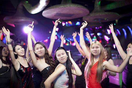 hon ho nho dan mang chinh anh dang len san cung 4 co gai goi cam anh chang nay lai ngam dang vi bi troll