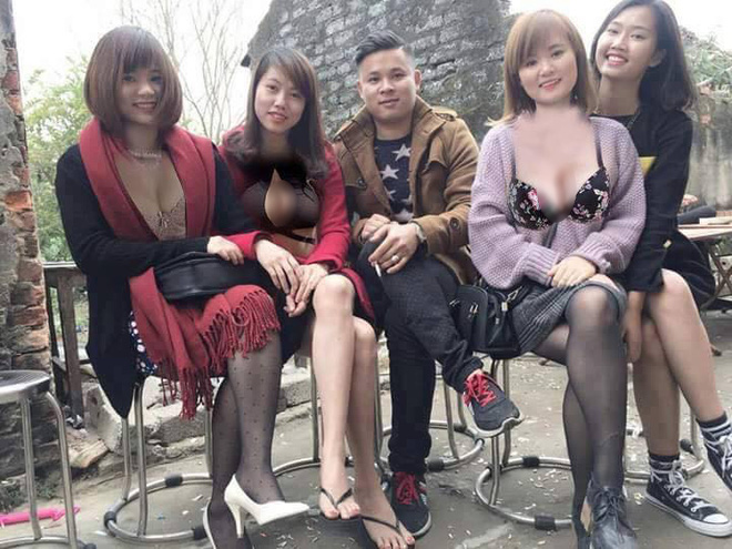 hon ho nho dan mang chinh anh dang len san cung 4 co gai goi cam anh chang nay lai ngam dang vi bi troll