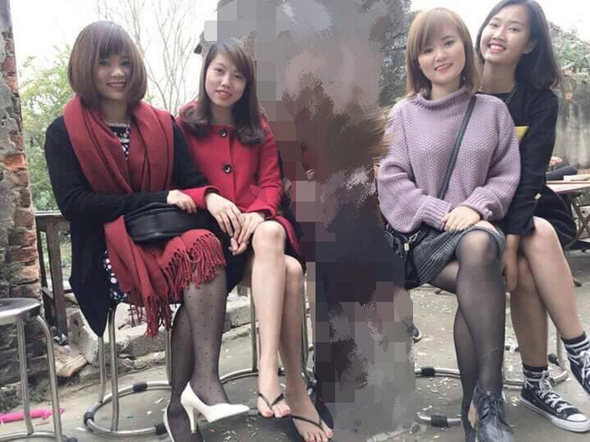 hon ho nho dan mang chinh anh dang len san cung 4 co gai goi cam anh chang nay lai ngam dang vi bi troll