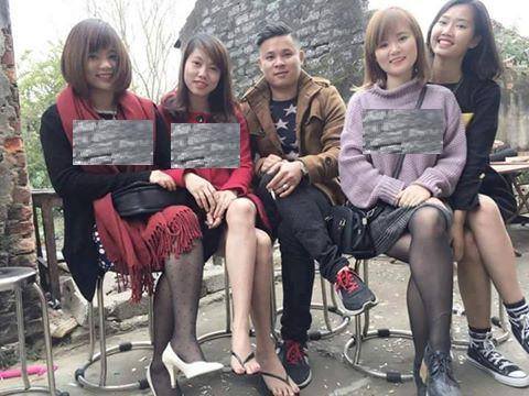 hon ho nho dan mang chinh anh dang len san cung 4 co gai goi cam anh chang nay lai ngam dang vi bi troll