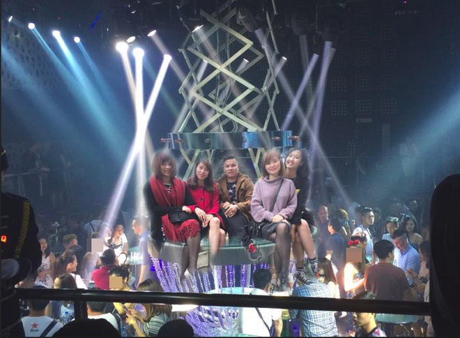 hon ho nho dan mang chinh anh dang len san cung 4 co gai goi cam anh chang nay lai ngam dang vi bi troll