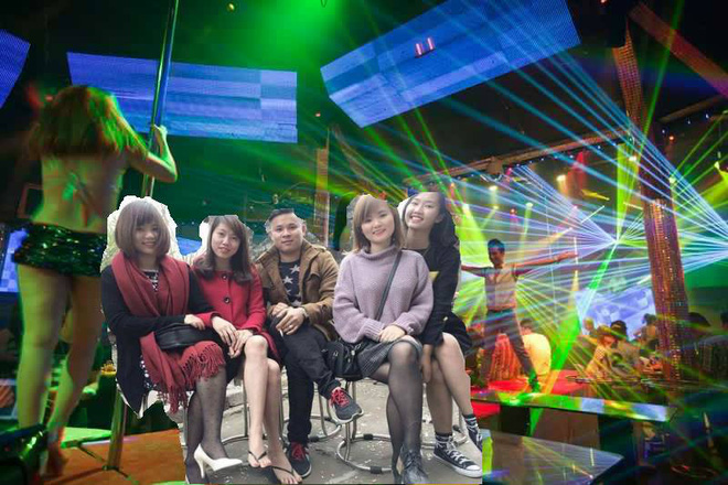 hon ho nho dan mang chinh anh dang len san cung 4 co gai goi cam anh chang nay lai ngam dang vi bi troll