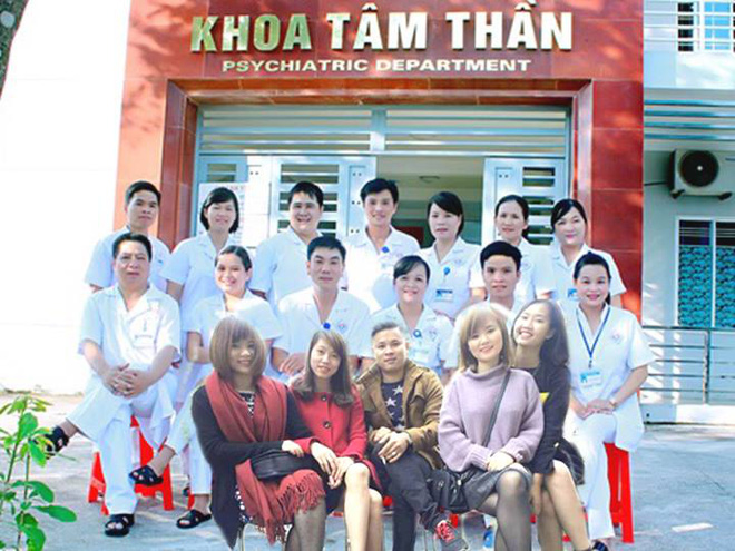 hon ho nho dan mang chinh anh dang len san cung 4 co gai goi cam anh chang nay lai ngam dang vi bi troll