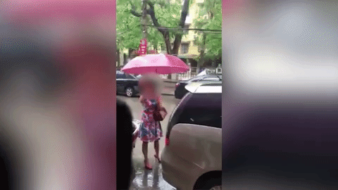 do o to chan loi cua hang bi nhac nho nguoi phu nu con chi mat quat lai duong cua nha may a