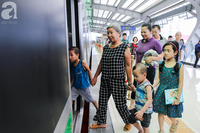 nguoi dan hao huc tham quan nha ga duong sat tren cao ha dong cat linh ngay dau mo cua