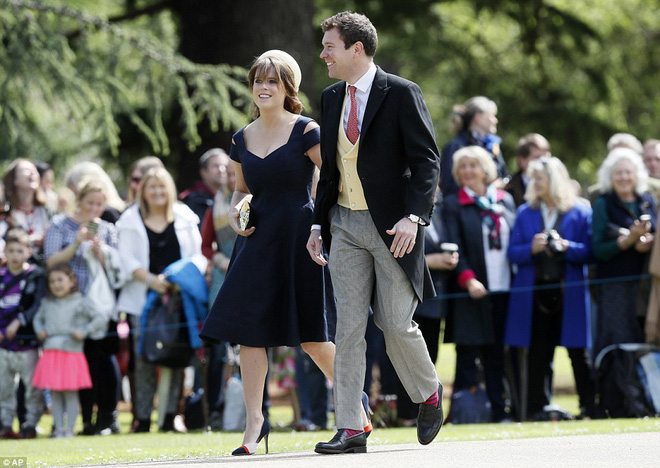 cong nuong kate va hoang tu william lai xe den du dam cuoi bac ty cua em gai