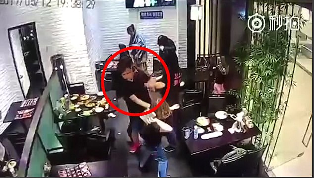 co gai hanh hung be gai 4 tuoi ngay giua nha hang vi dam lam hong bau khong khi lang man cua buoi hen ho