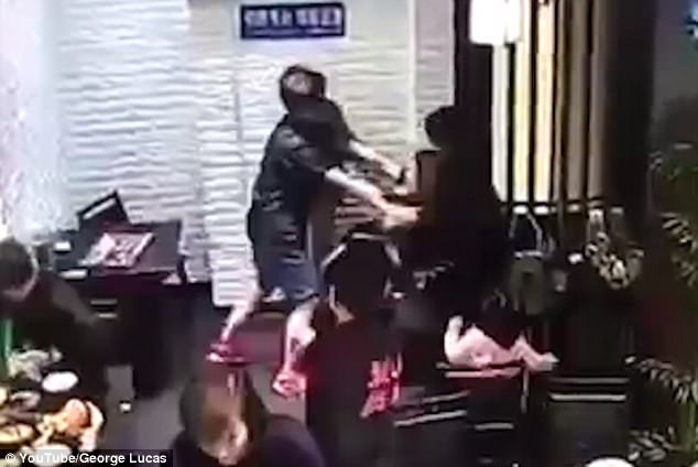 co gai hanh hung be gai 4 tuoi ngay giua nha hang vi dam lam hong bau khong khi lang man cua buoi hen ho
