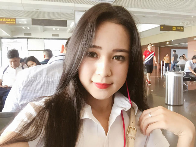 chan dung co nang xinh vuot troi giua ngoi truong toan trai xinh gai dep