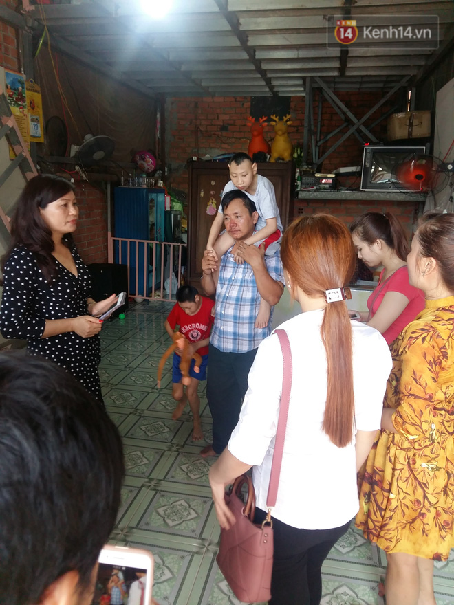 nguoi cha co 2 con bai nao bat ngo phat gao tu thien cho nguoi dan ngheo o xung quanh