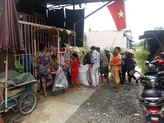 nguoi cha co 2 con bai nao bat ngo phat gao tu thien cho nguoi dan ngheo o xung quanh