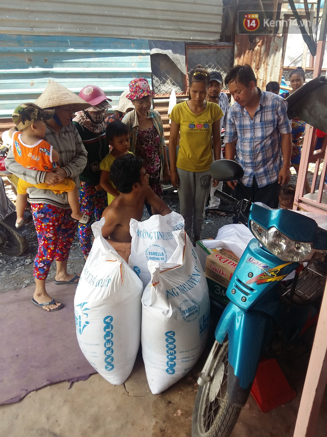 nguoi cha co 2 con bai nao bat ngo phat gao tu thien cho nguoi dan ngheo o xung quanh