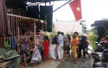 nguoi cha co 2 con bai nao bat ngo phat gao tu thien cho nguoi dan ngheo o xung quanh