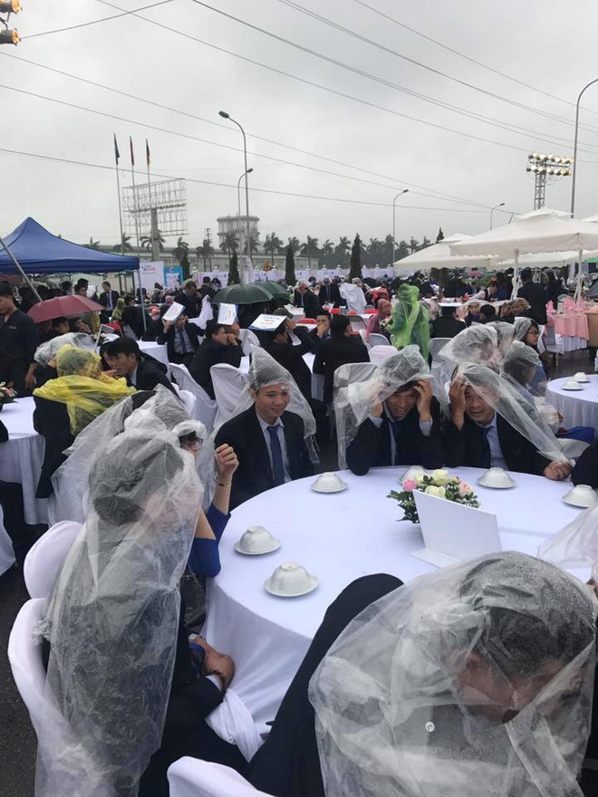 dam cuoi co 1 0 2 toan bo khach trum ao mua cam o ngoi ngoai troi an tiec