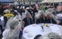 dam cuoi co 1 0 2 toan bo khach trum ao mua cam o ngoi ngoai troi an tiec